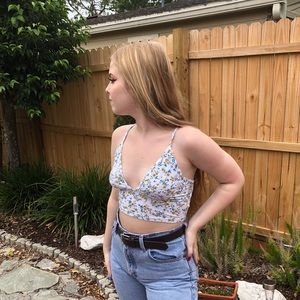 Cropped V Neck Tank💛